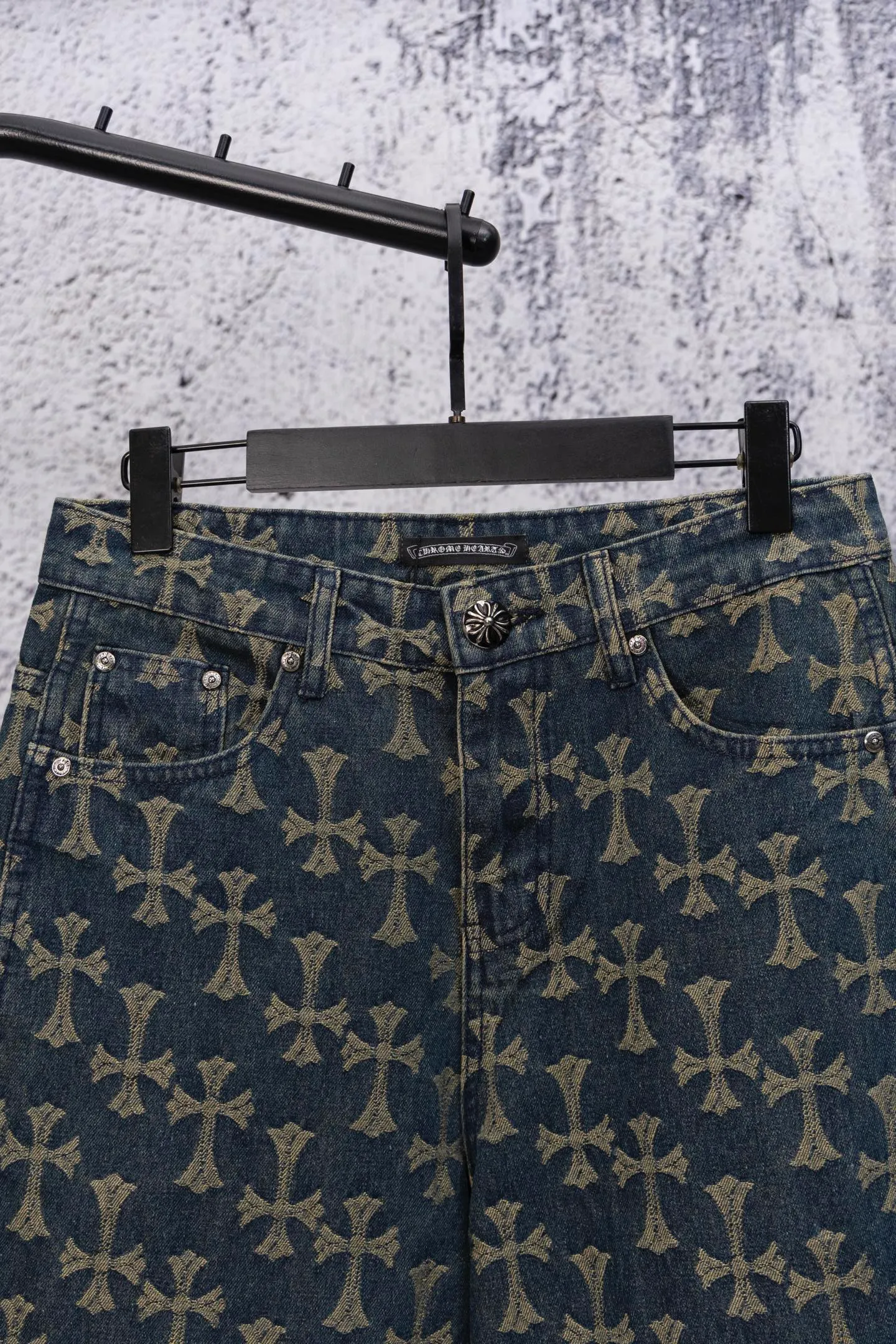P200 Chrome Hearts CH Chrome Hearts double-sided full-print LOGO jacquard dark pattern heavy-duty denim jacket jeans denim suit same style as Internet celebrity star cross full-print denim jacket jeans, unique cross design elements plus all-over printing, full of design sense. It is made of 100% denim cotton fabric with heavy coarse yarn count, which ensures a stiff and tough silhouette while being soft, comfortable and breathable. The lapel is designed with silver buttons and is full of texture. The classic white cross logo is all over the dress, making it a perfect versatile style for spring and summer! Customized jacquard fabric, you can wear it in various styles. This gender-neutral shirt is a must-have for nightclubs. It can be worn as a jacket for both men and women. It can be easily worn by both men and women! The original loose version is made of high-quality pure cotton fabrics. The fabric pattern is high-definition and delicate without burrs. It is comfortable and breathable to wear. All the buttons are molded and customized. It is casual and fashionable and can be matched with any bottoms. It can be windproof and sunproof in spring and summer. It can be worn outside in autumn and winter! Easily concave shape makes you look slimmer and taller, perfect for both men and women! Color: Black Blue Size: Jacket S-XL Pants 28-36